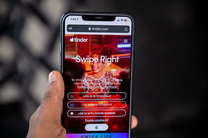 Swipe right for a swindler